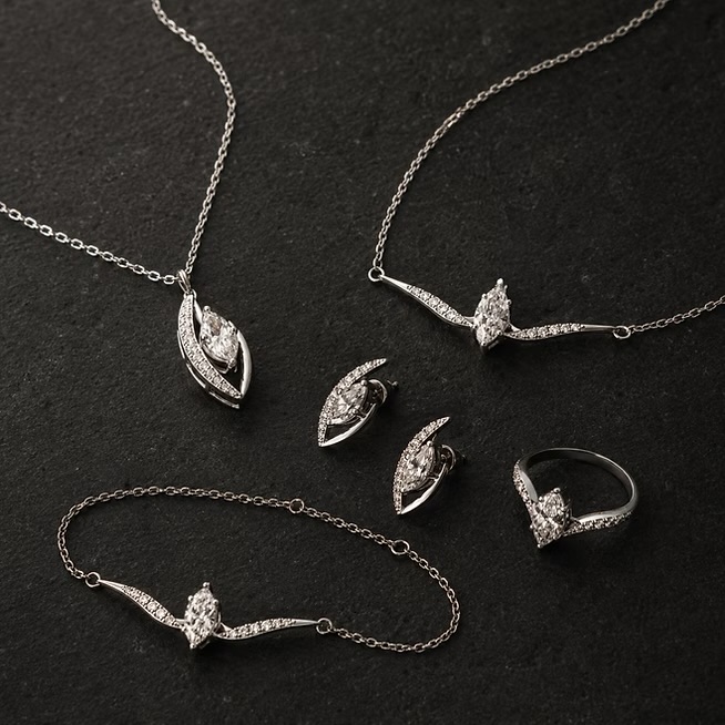 The complete AUCLAIRE PRIMA collection: necklace, bracelet, earrings and marquise ring in gold and diamonds